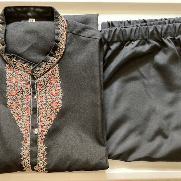 Black embroidered Khameez and churidar set - Picture 3 of 3